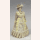 Frau im beigen Kleid