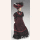 Frau im langen bordeaux Kleid mit Hut