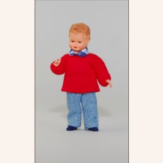Junge im roten Pullover und Jeanshemd