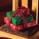 Geschenke mit roter Schleife im Set