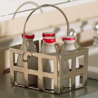 Vier Milchflaschen im Metallkorb