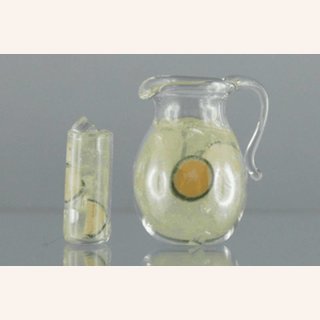 Krug und Glas mit Zitronenlimonade