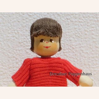 Junge mit rotem Pullover