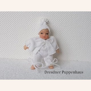 Baby im weißen Anzug mit Mütze