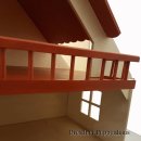 Puppenhaus rotes Dach und Balkon