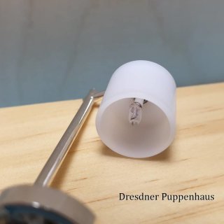Moderne Tischlampe mit Zylinder-Schirm