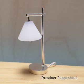Moderne Tischlampe mit Kegelschirm