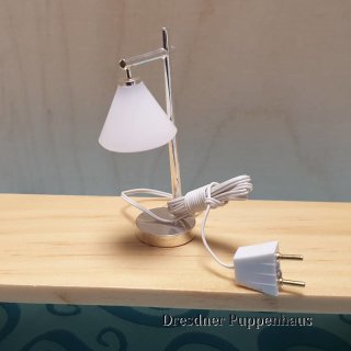 Moderne Tischlampe mit Kegelschirm