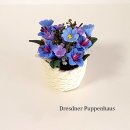 Blumenkorb mit blauen Blumen
