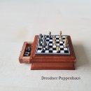Schachbrett mit Schublade und Figuren