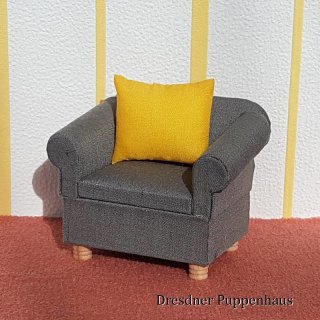 Dunkelgrauer Sessel mit gelben Kissen