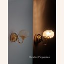 Wandlampe mit gefrostetem Rosenschirm