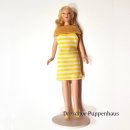 Frau im gelb gestreiften Kleid