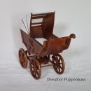Kinderwagen aus Holz mit Stoffplane