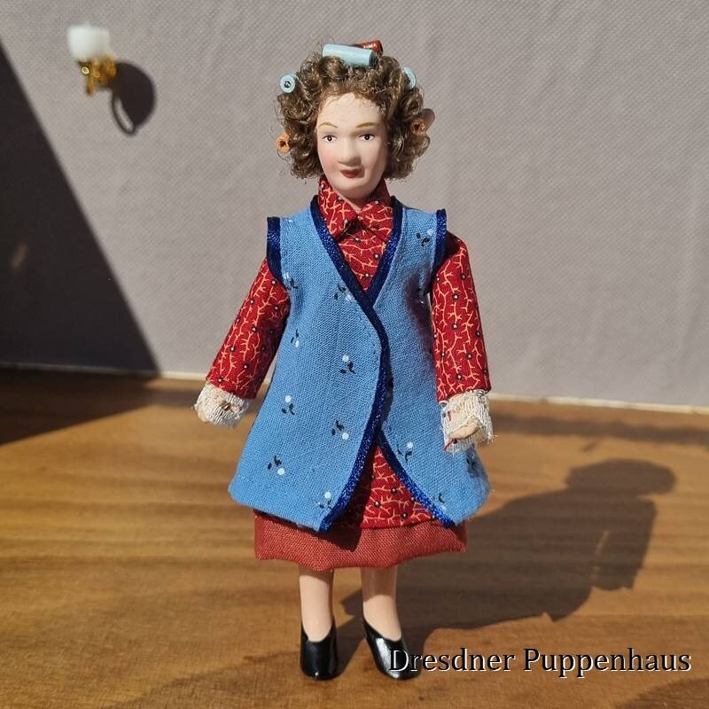 Dolls House Puppe Grandma Enid – Oma Puppe 1:12 Für Puppenhaus – Mit Kittelschürze Und Lockenwicklern
