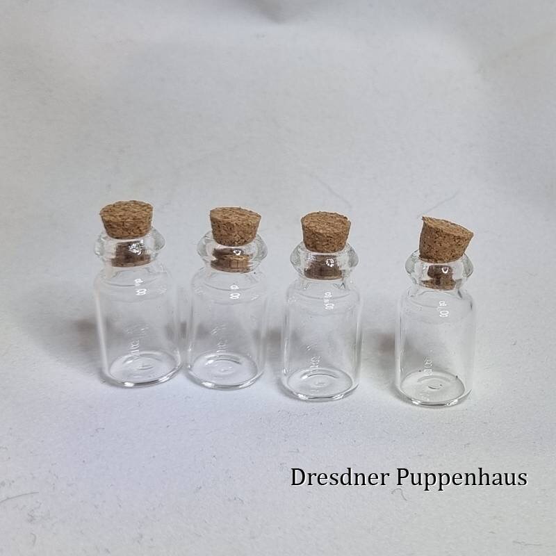 4 leere Gläser mit Korkverschluss im Dresdner Puppenhaus, 3,80 €