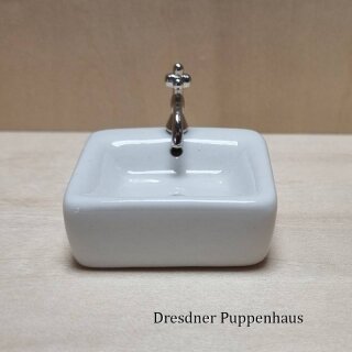 Quadratisches Waschbecken mit Hahn