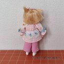 Mädchen in rosa Hose und pastell Bluse