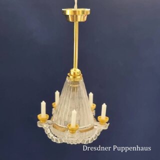 Deckenleuchter mit Kerzendekoration