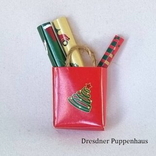 Weihnachtstüte mit Geschenkpapier