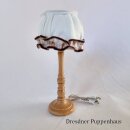 Stehlampe mit Stoffschirm und Rüsche